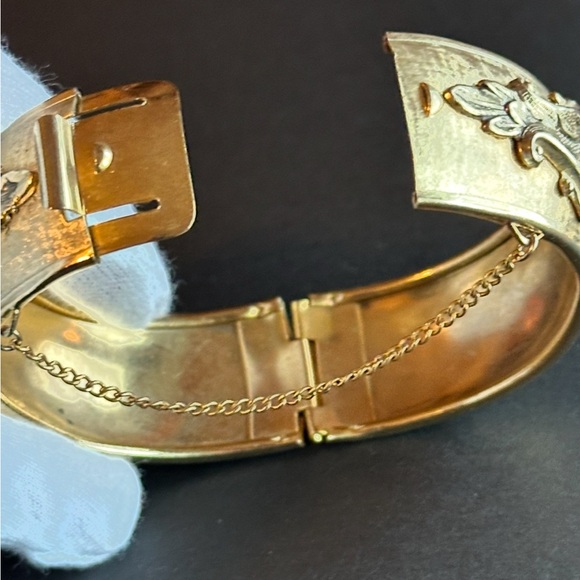 VTG Coro Pegasus Hinged Bangle Bracelet Goldtone 1940’s Victorian Revival - Picture 10 of 12